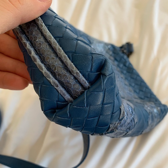 BOTTEGA VENETA Blue Leather Python Trimmed Intrecciato Crossbody Bag - Picture 6 of 14